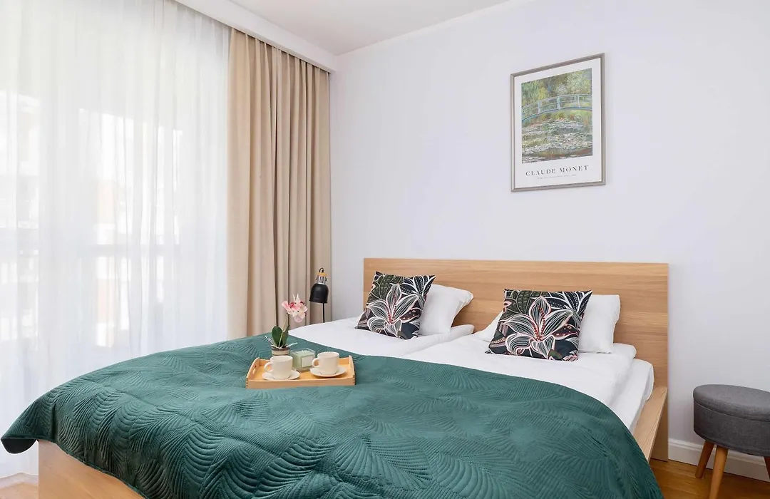 Przytulny I Przestronny Apartament W Krakowie Z Parkingiem Biurkiem I 2 Balkonami By Noclegi Renters-1
