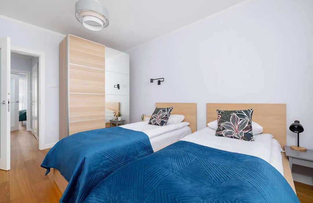 Przytulny i Przestronny Apartament w Krakowie z Parkingiem Biurkiem i 2 Balkonami by Noclegi Renters-1