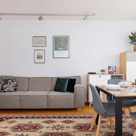 Przytulny i Przestronny Apartament w Krakowie z Parkingiem Biurkiem i 2 Balkonami by Noclegi Renters-2